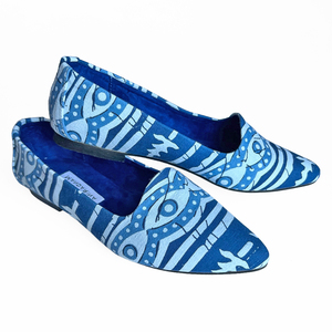 Indigo patterned flat shoes